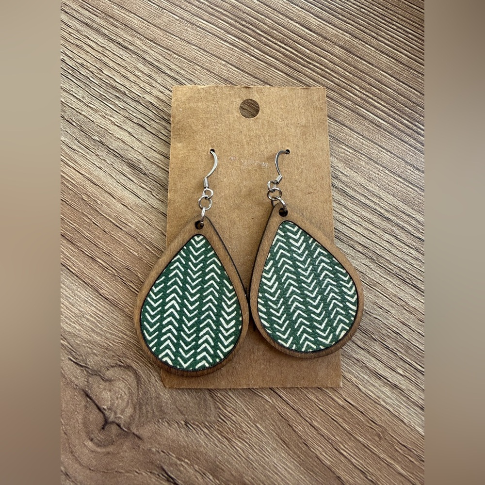 NWT RAINDROP GIFT SHOP EARRINGS